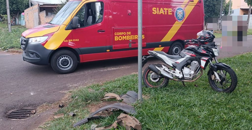 Carro bate em motocicleta e motorista foge sem prestar socorro Carro bate em motocicleta e motorista foge sem prestar socorro