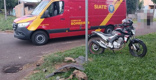 Carro bate em motocicleta e motorista foge sem prestar socorro Carro bate em motocicleta e motorista foge sem prestar socorro
