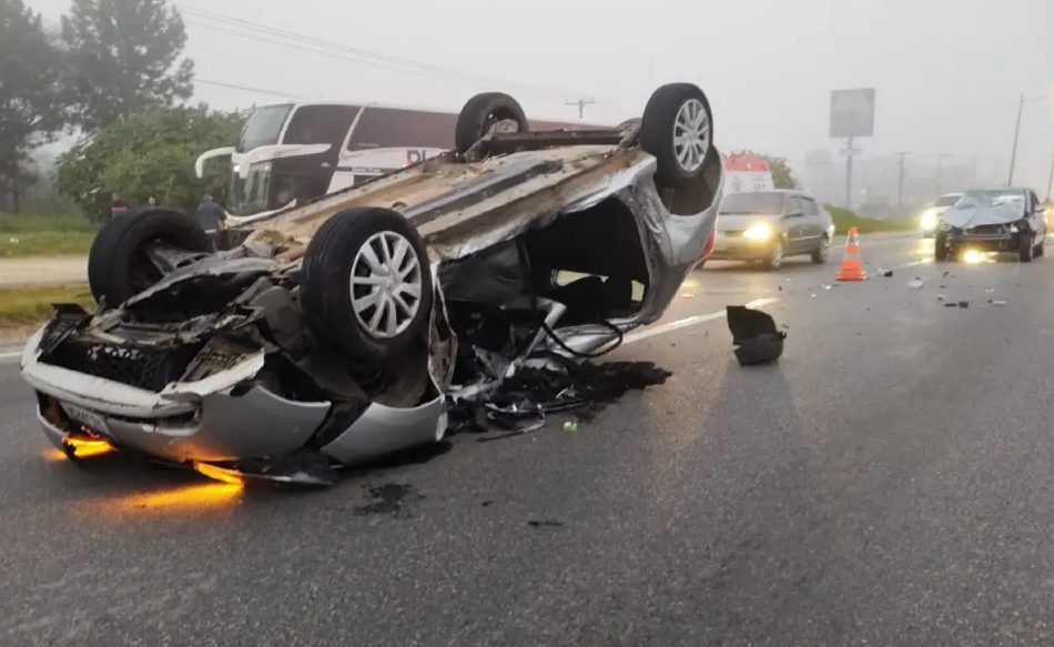 Família escapa de tragédia após carro capotar: “Nascemos de novo”, diz motorista Família escapa de tragédia após carro capotar: “Nascemos de novo”, diz motorista
