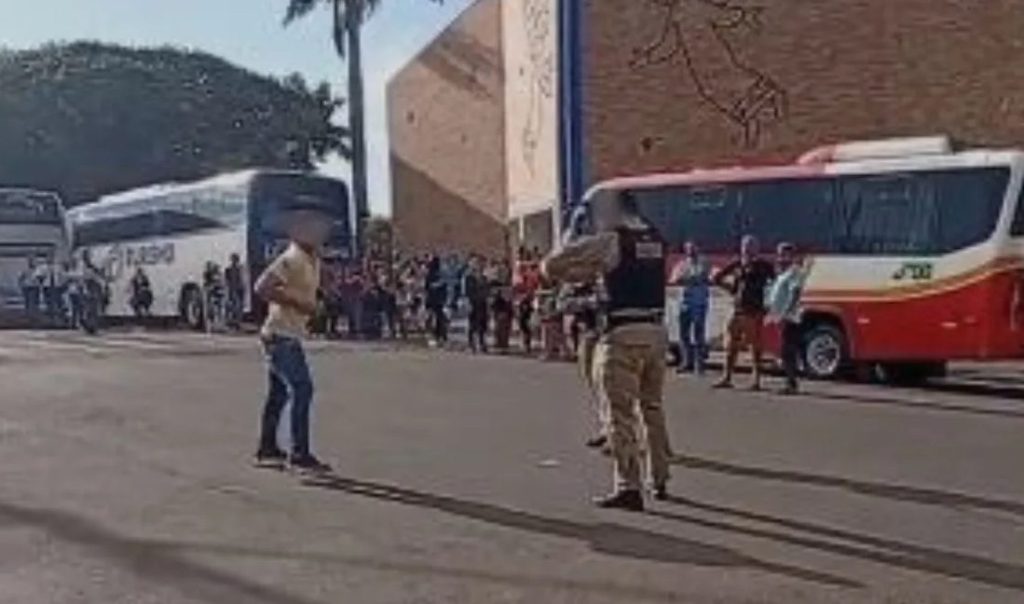 Homem “chama policial para briga”, parte para cima e leva tiro na perna Homem “chama policial para briga”, parte para cima e leva tiro na perna