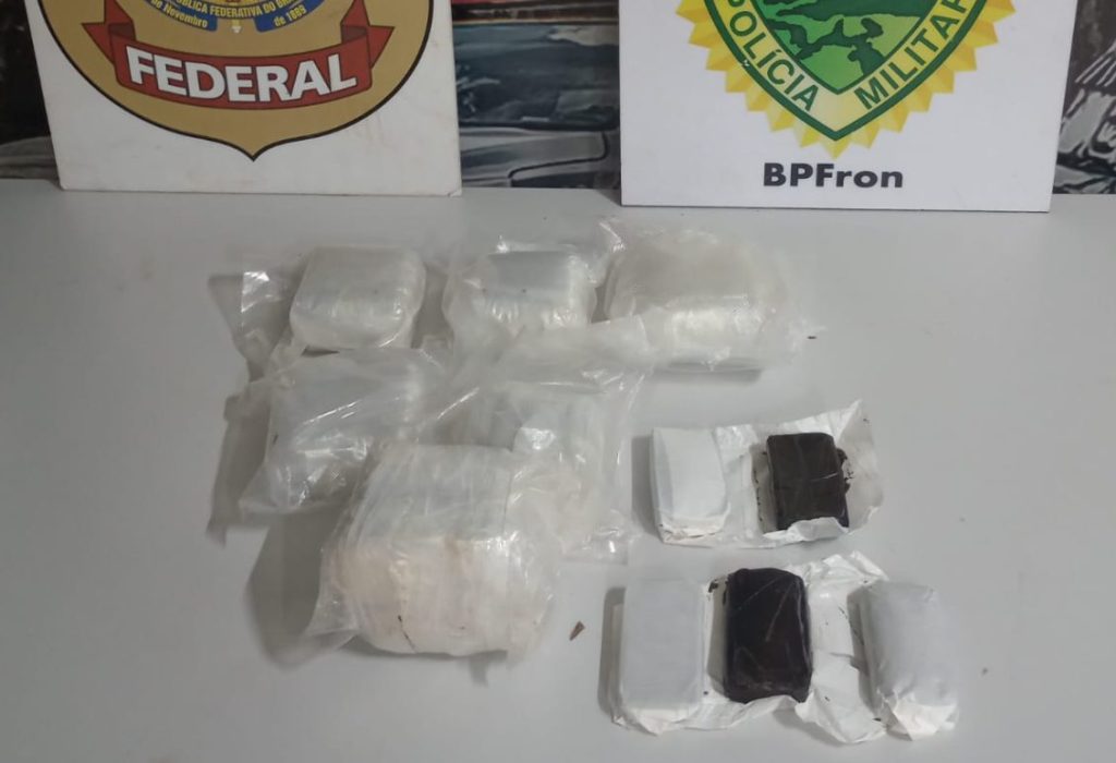 Perseguição em alta velocidade termina com apreensão de 4,2 kg de haxixe em Guaíra Perseguição em alta velocidade termina com apreensão de 4,2 kg de haxixe em Guaíra