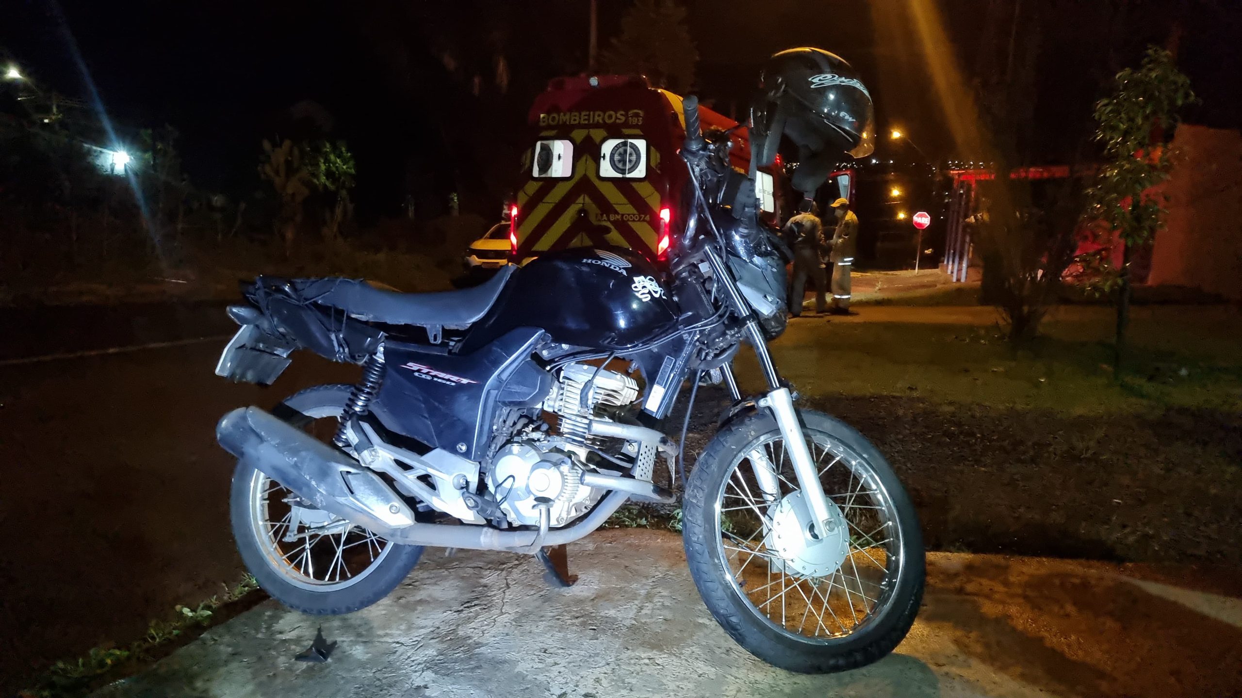 Motociclista se encosta em fio solto, sofre queda e é socorrido pelo Siate no Bairro Pacaembu Motociclista se encosta em fio solto, sofre queda e é socorrido pelo Siate no Bairro Pacaembu