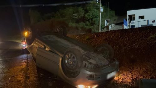 Carro ocupado por casal de idosos capota na PR-483, em Francisco Beltrão Carro ocupado por casal de idosos capota na PR-483, em Francisco Beltrão
