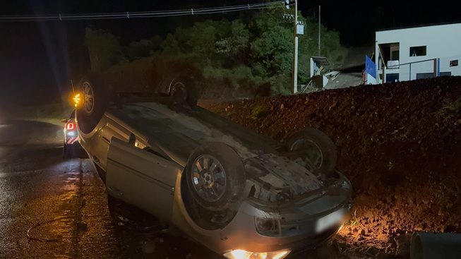 Carro ocupado por casal de idosos capota na PR-483, em Francisco Beltrão Carro ocupado por casal de idosos capota na PR-483, em Francisco Beltrão