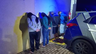 ROMU detém quatro pessoas e apreende drogas em residência usada como ponto de tráfico em Cascavel
