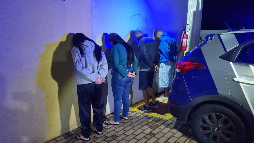 ROMU detém quatro pessoas e apreende drogas em residência usada como ponto de tráfico em Cascavel