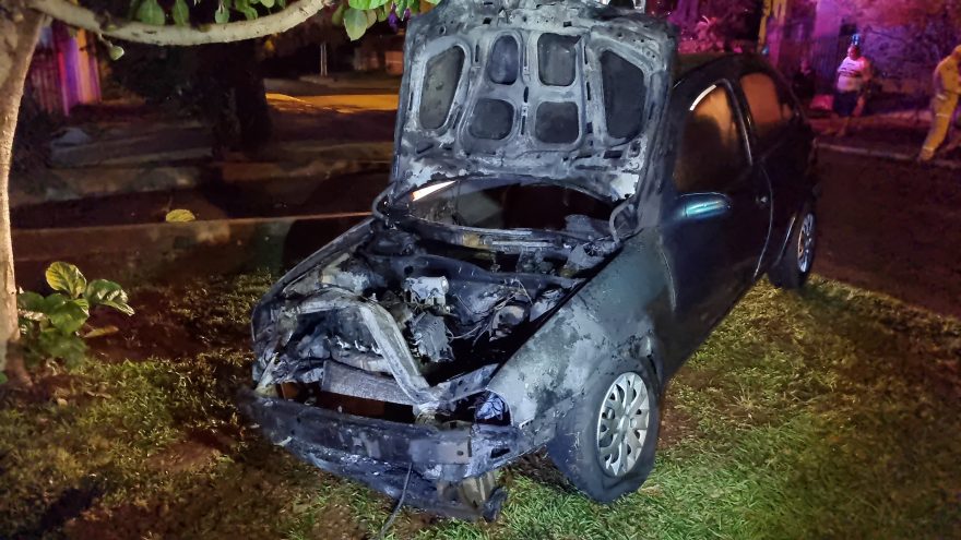Incêndio destrói carro estacionado em garagem no bairro Periolo, em Cascavel