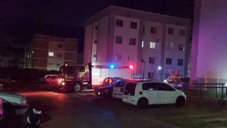 Princípio de incêndio mobiliza Corpo de Bombeiros em apartamento no Riviera