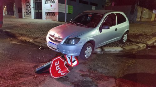 Imagem referente a Celta invade calçada e derruba placa de sinalização no Centro