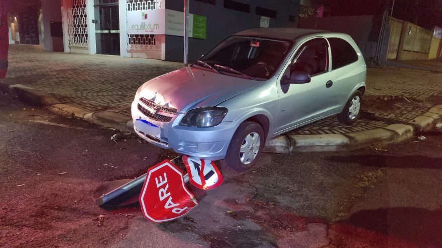 Celta invade calçada e derruba placa de sinalização no Centro