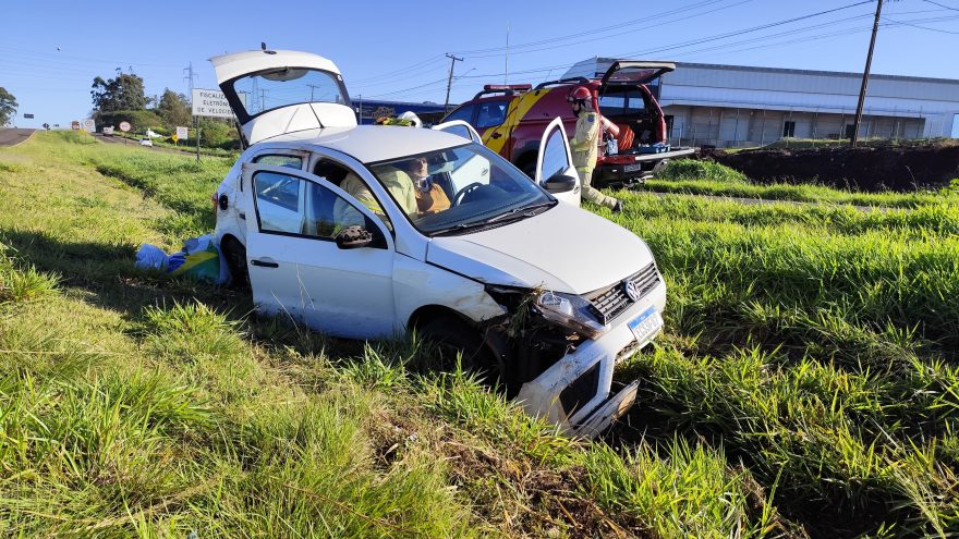 Mulher fica ferida em capotamento na BR-467, em Cascavel