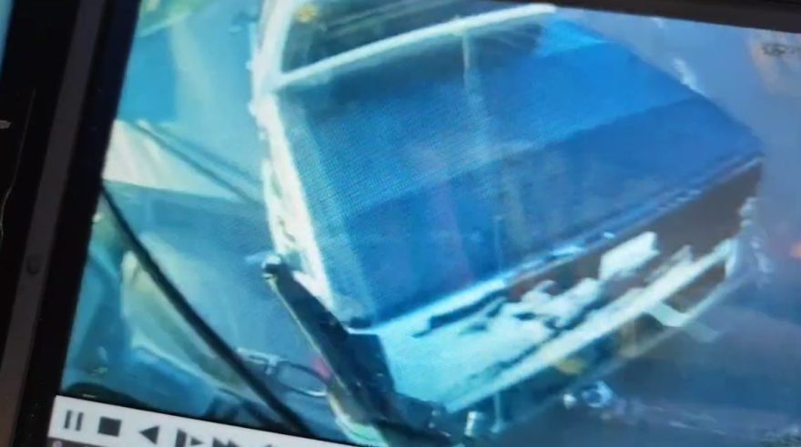 Vídeo mostra caminhonete cruzando frente de coletivo durante acidente na Barão do Rio Branco