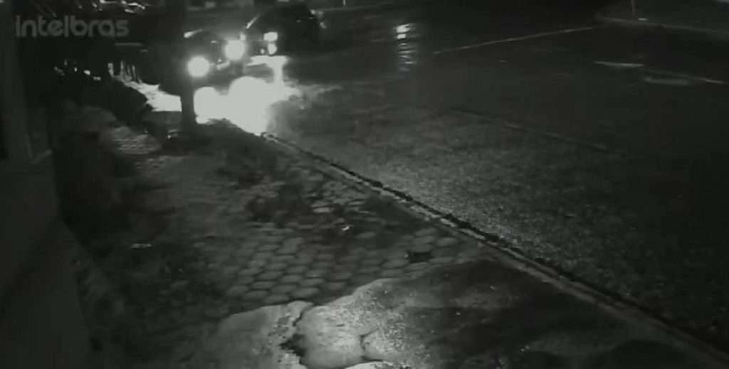 Câmera registra acidente entre Civic e Kwid na Rua Machado de Assis Câmera registra acidente entre Civic e Kwid na Rua Machado de Assis