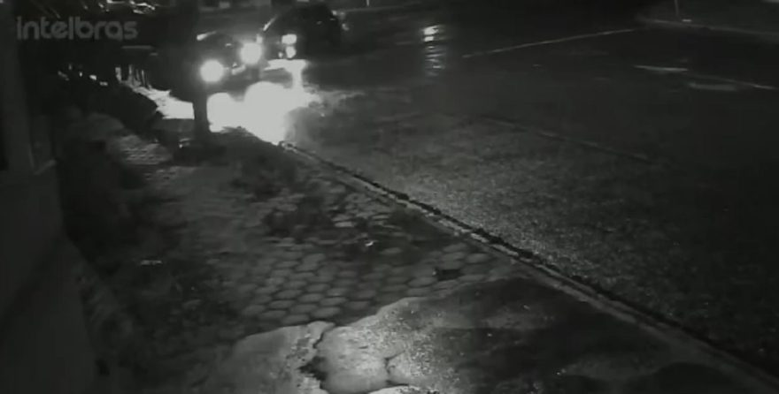Câmera registra acidente entre Civic e Kwid na Rua Machado de Assis