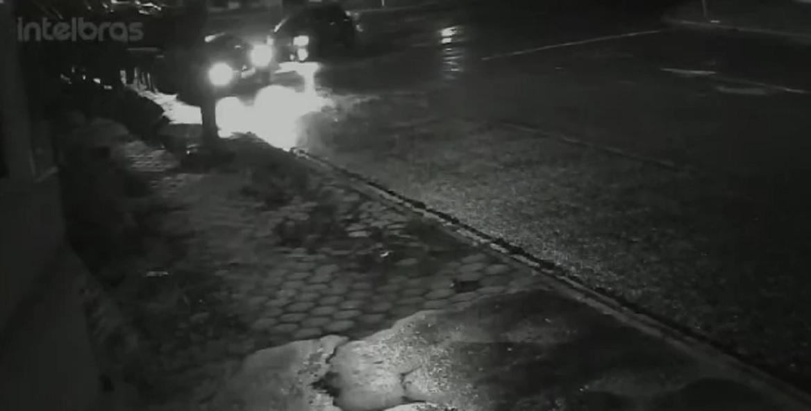 Câmera registra acidente entre Civic e Kwid na Rua Machado de Assis Câmera registra acidente entre Civic e Kwid na Rua Machado de Assis