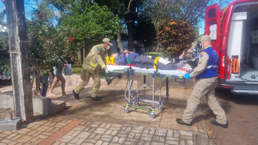 Ao tentar subir em telhado de residência, idoso sofre queda de escada e fratura o fêmur