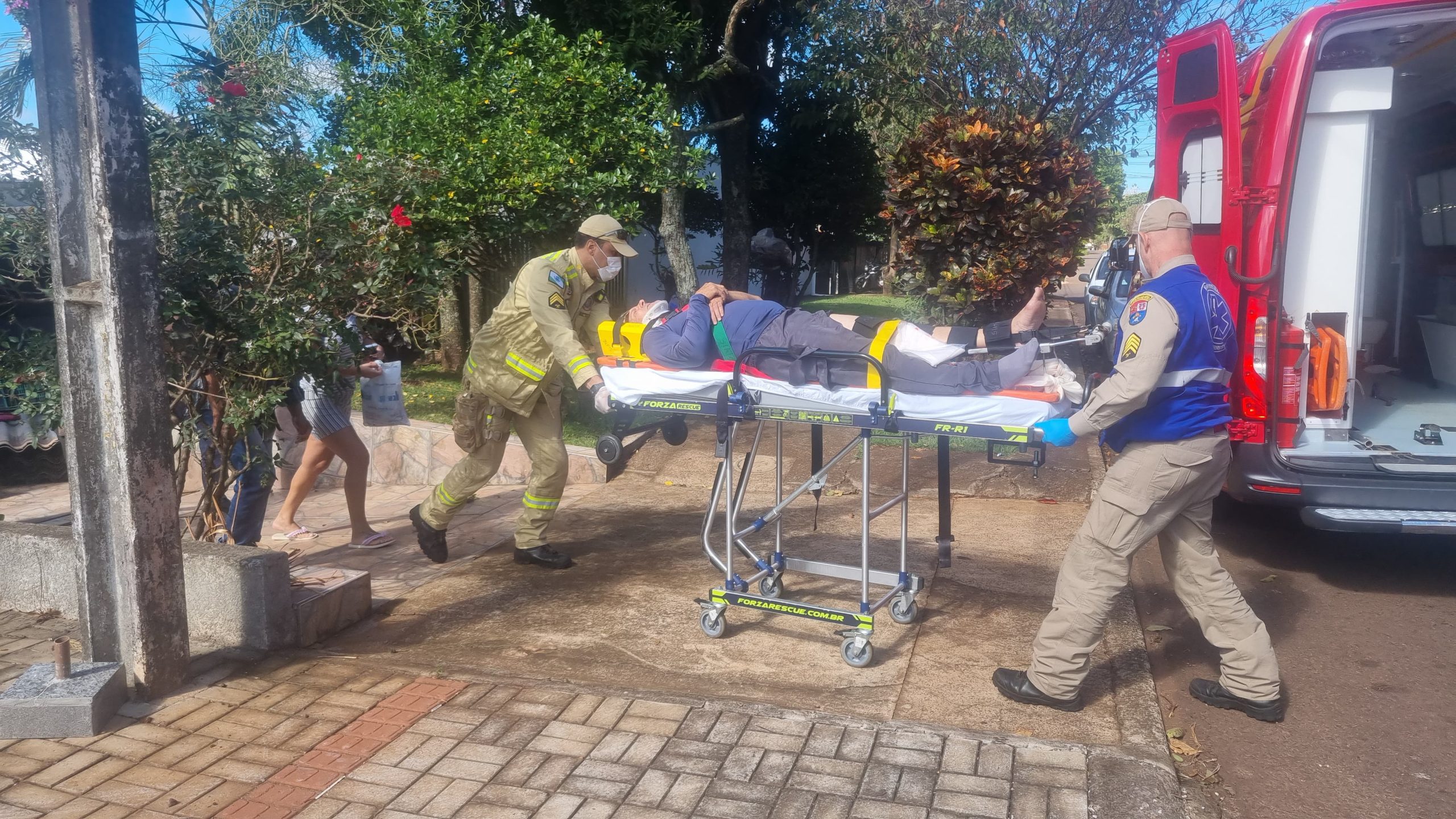 Ao tentar subir em telhado de residência, idoso sofre queda de escada e fratura o fêmur Ao tentar subir em telhado de residência, idoso sofre queda de escada e fratura o fêmur