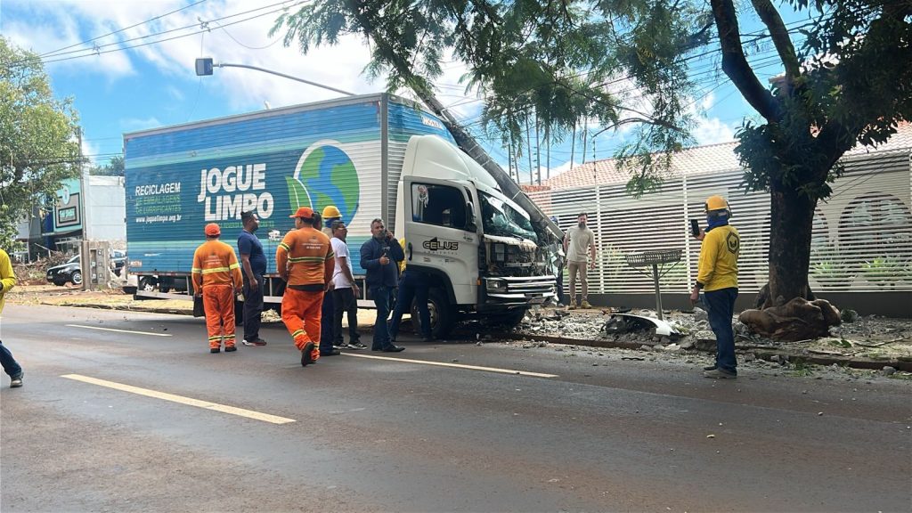 Caminhão derruba poste e interdita cruzamento no Centro de Cascavel Caminhão derruba poste e interdita cruzamento no Centro de Cascavel