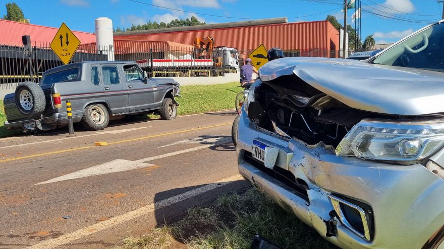 Caminhonetes batem de frente às margens da BR-277, em Cascavel