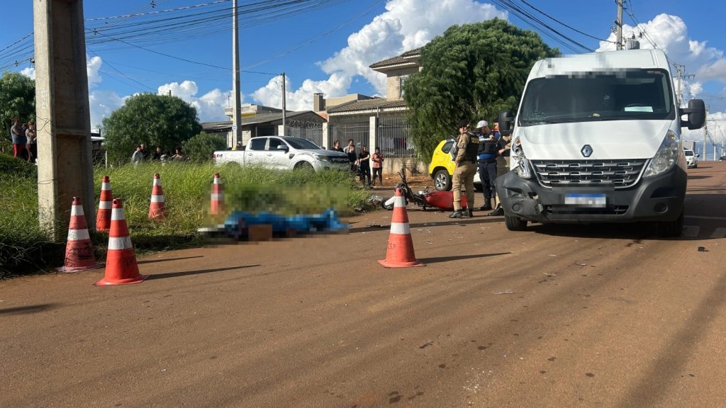 Jovem motociclista perde a vida após forte colisão com van Jovem motociclista perde a vida após forte colisão com van