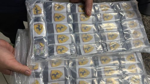 Receita Federal apreende “haxixe da Ferrari” em táxi paraguaio na Ponte da Amizade Receita Federal apreende “haxixe da Ferrari” em táxi paraguaio na Ponte da Amizade
