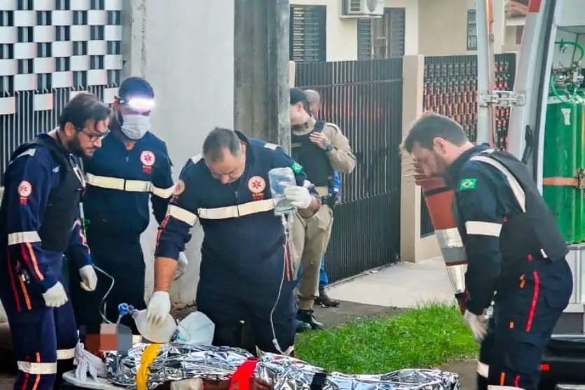 Morre no Hospital Universitário jovem de 25 anos que foi baleado na cabeça durante invasão na Região Norte de Maringá Morre no Hospital Universitário jovem de 25 anos que foi baleado na cabeça durante invasão na Região Norte de Maringá