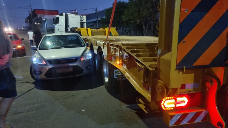 Ford Focus e caminhão cegonha se envolvem em acidente no Parque São Paulo