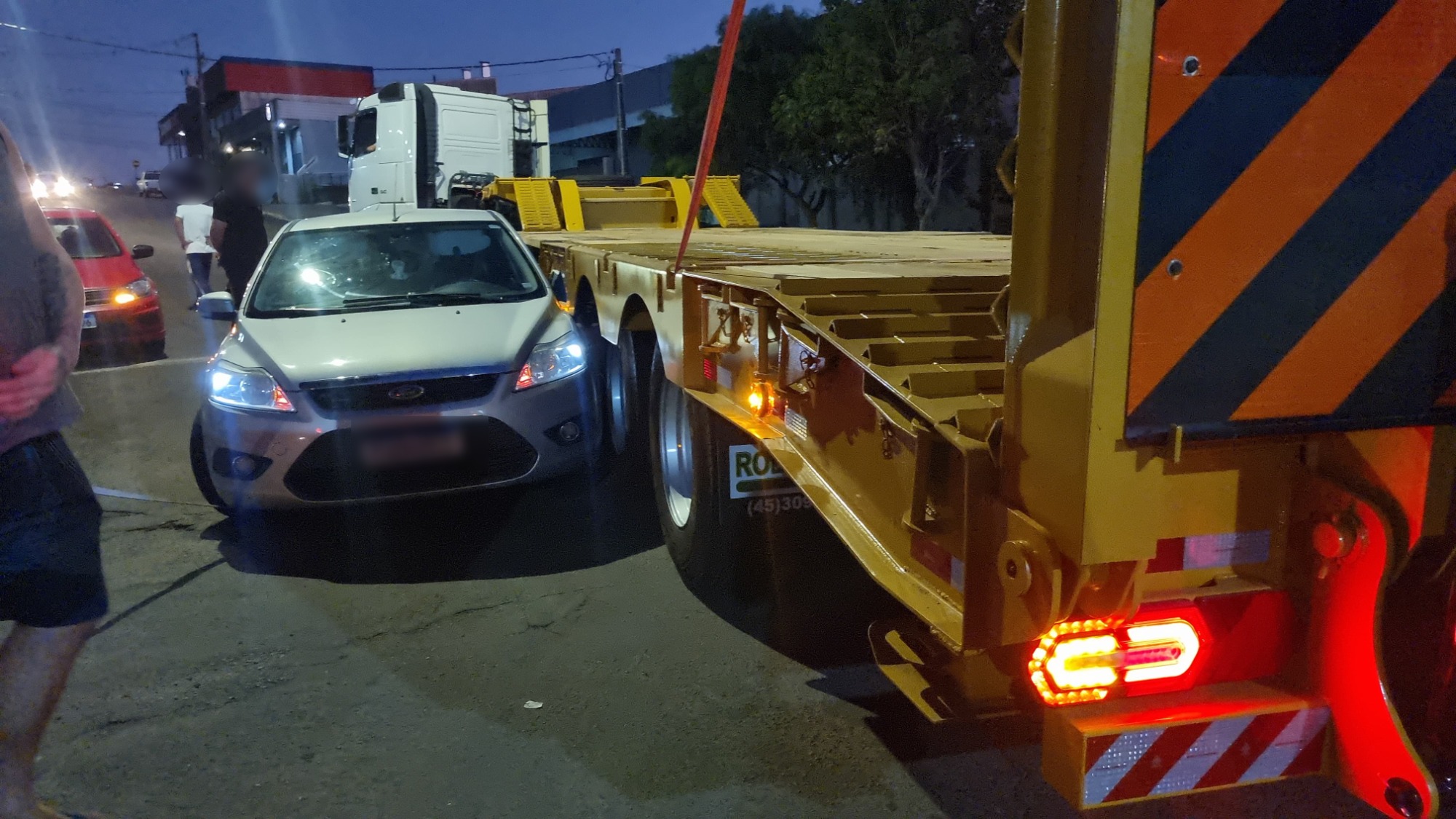 Ford Focus e caminhão cegonha se envolvem em acidente no Parque São Paulo