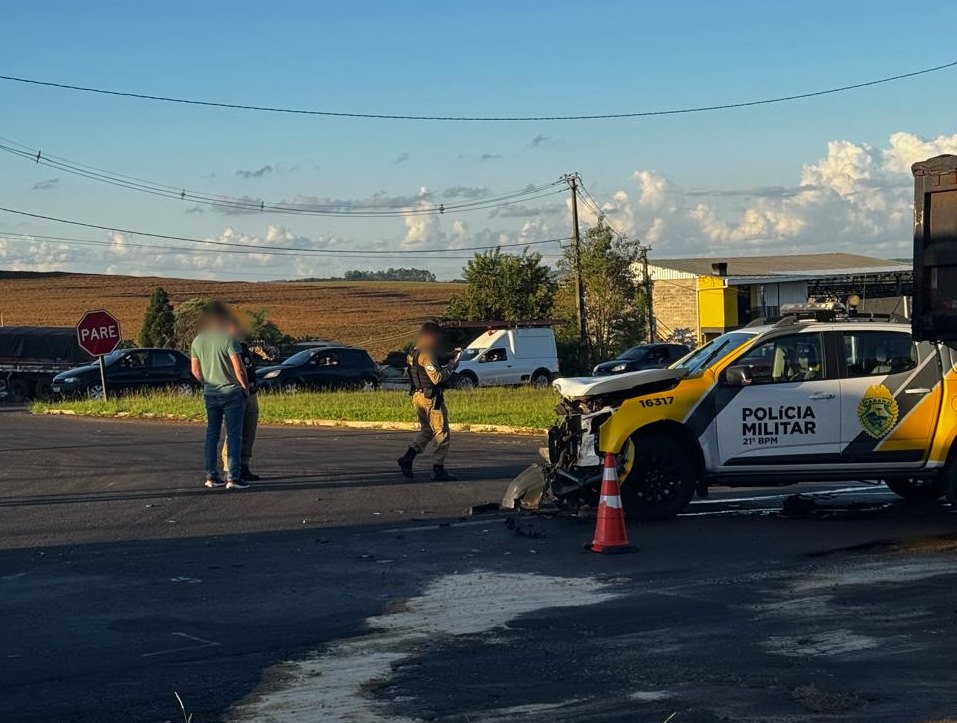 Viatura da Polícia Militar tem a frente destruída em acidente no trevo de Renascença Viatura da Polícia Militar tem a frente destruída em acidente no trevo de Renascença