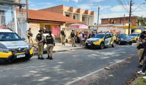 Donos de creche clandestina são presos por homicídio após morte de bebê Donos de creche clandestina são presos por homicídio após morte de bebê