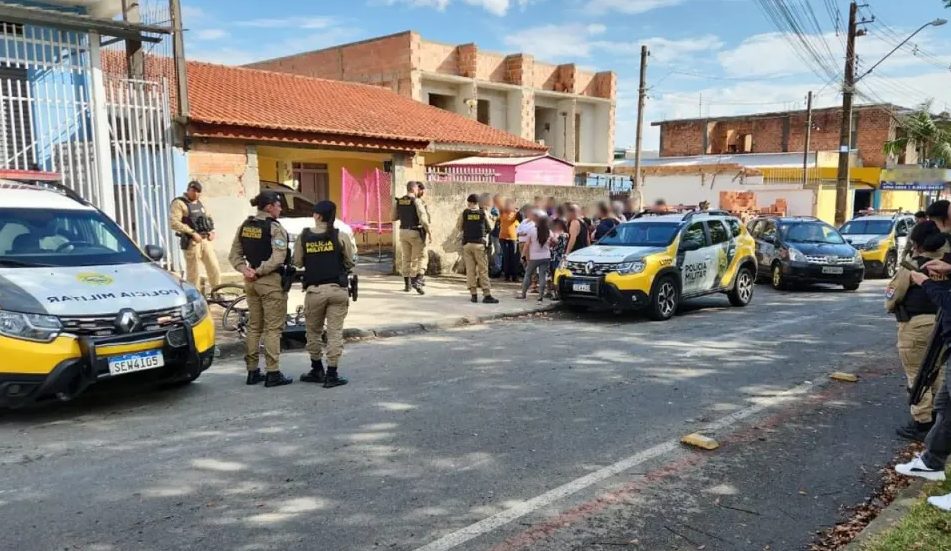 Donos de creche clandestina são presos por homicídio após morte de bebê Donos de creche clandestina são presos por homicídio após morte de bebê