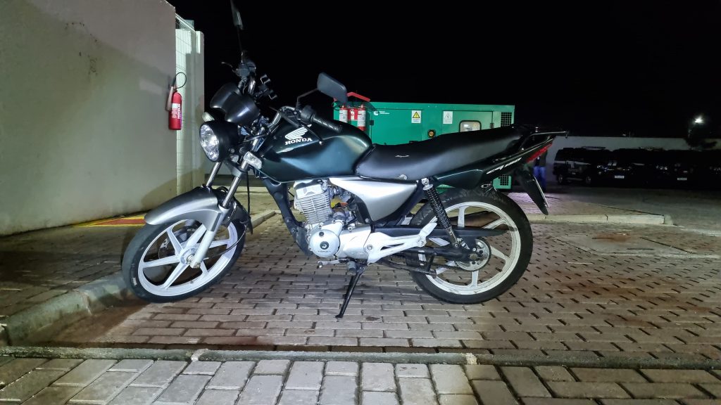Motocicleta Honda CG com registro de furto é localizada pela GM no Barcelona Motocicleta Honda CG com registro de furto é localizada pela GM no Barcelona