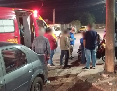 Jovem fica ferida em acidente entre carro e moto no Bairro Floresta Imagem referente a Jovem fica ferida em acidente entre carro e moto no Bairro Floresta