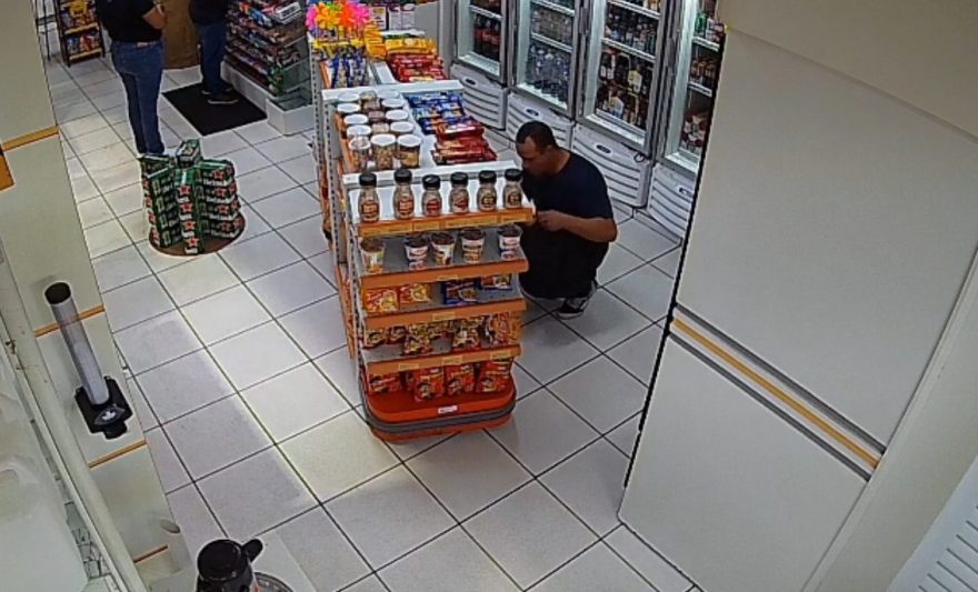 Homem é flagrado durante furto em estabelecimento na Avenida Carlos Gomes