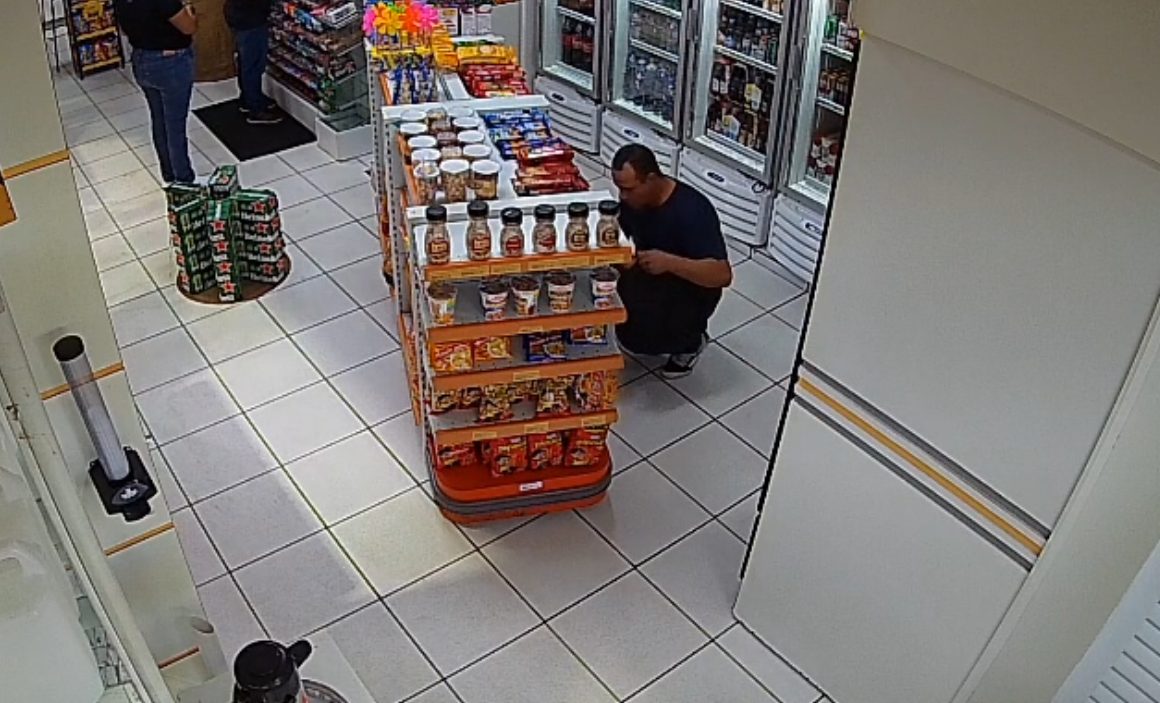 Homem é flagrado durante furto em estabelecimento na Avenida Carlos Gomes