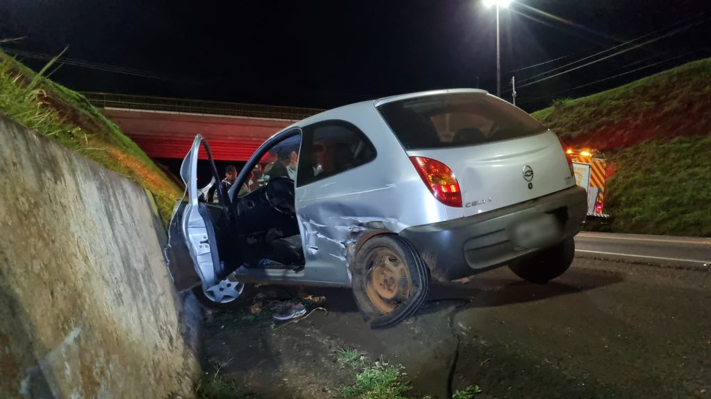 Celta e caminhão se envolvem em acidente na BR-277 em Cascavel Celta e caminhão se envolvem em acidente na BR-277 em Cascavel