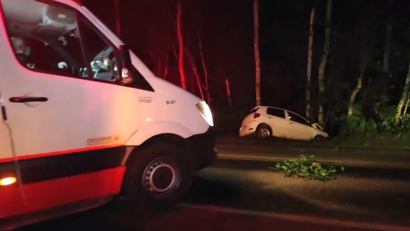 Fox derrapa em pista onde caminhão tombou com ureia e bate contra árvores Fox derrapa em pista onde caminhão tombou com ureia e bate contra árvores