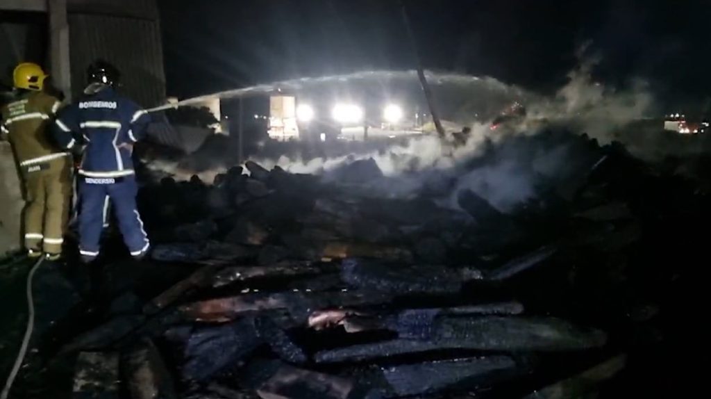 Combate ao incêndio em laticínio rural se estende por toda a madrugada em Cascavel Combate ao incêndio em laticínio rural se estende por toda a madrugada em Cascavel