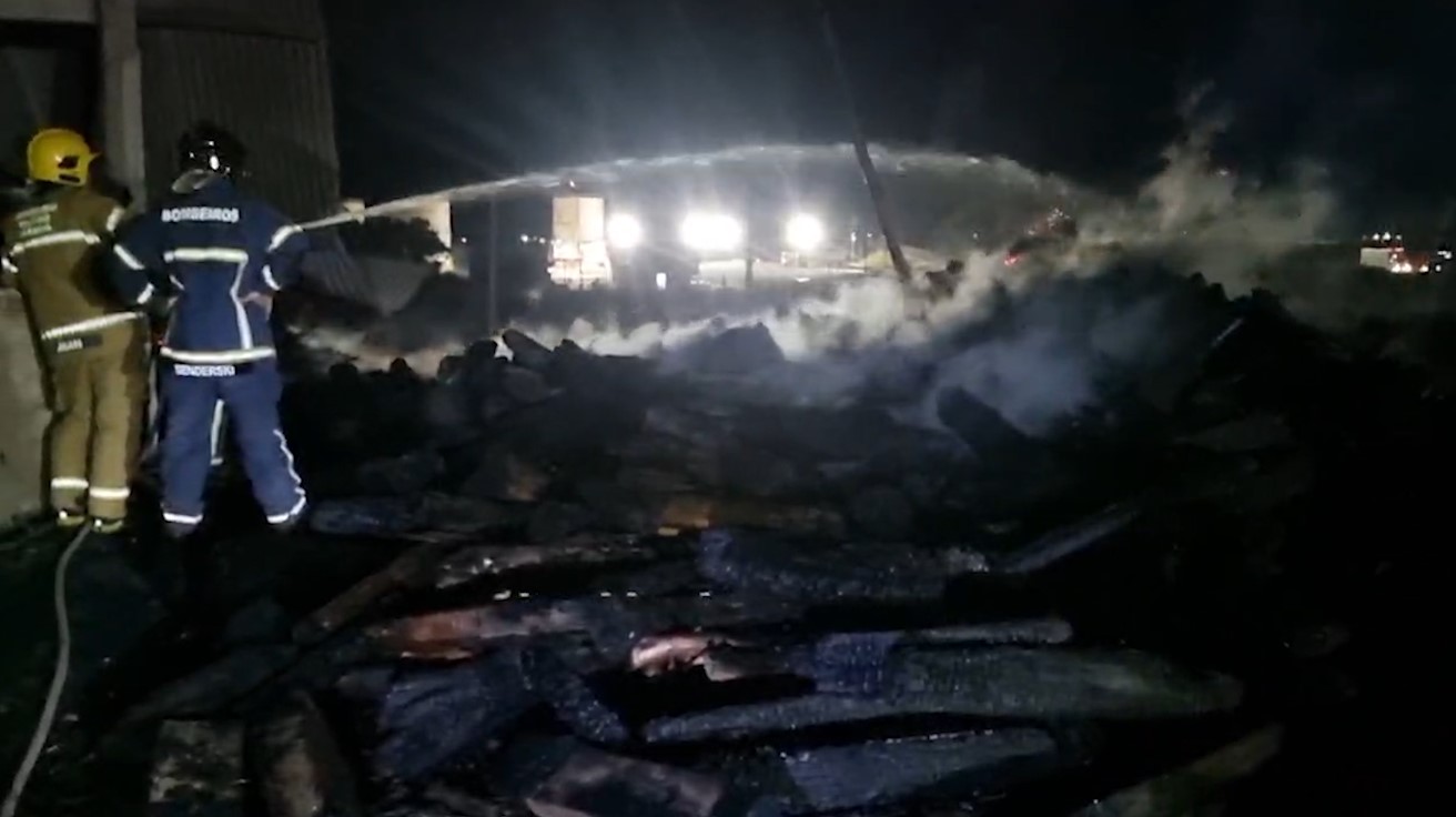 Combate ao incêndio em laticínio rural se estende por toda a madrugada em Cascavel