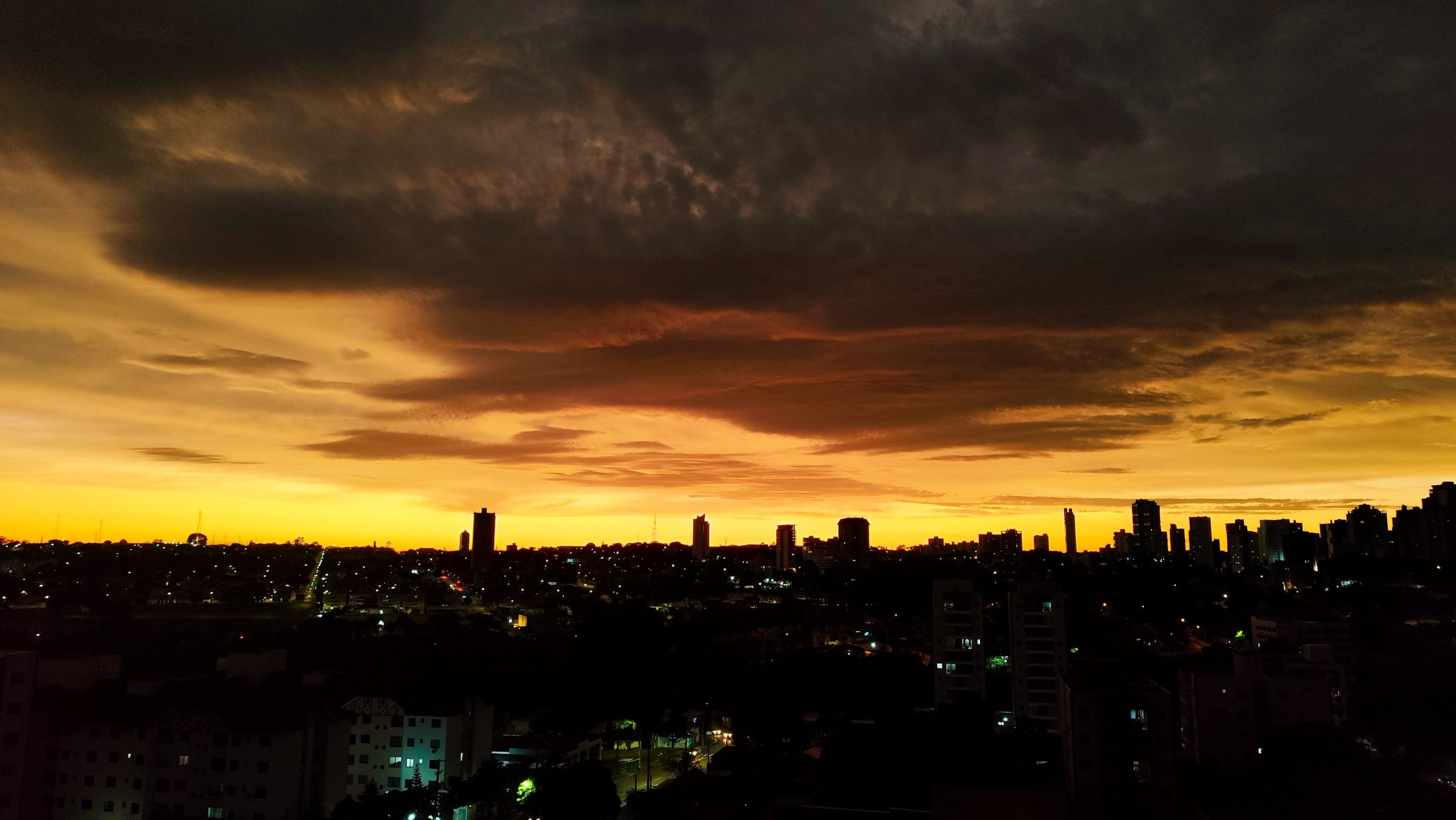 Céu amarelo, previsão de chuva e um duelo entre Simepar e Defesa Civil!