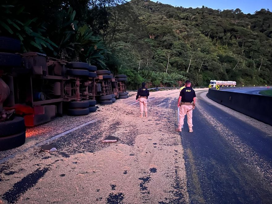 Acidente entre caminhões causa derramamento de etanol e interdita BR-277 no litoral