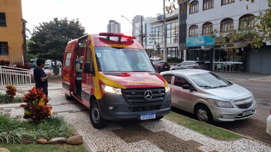 Com patinete, mulher se envolve em acidente com carro e precisa do atendimento dos Bombeiros