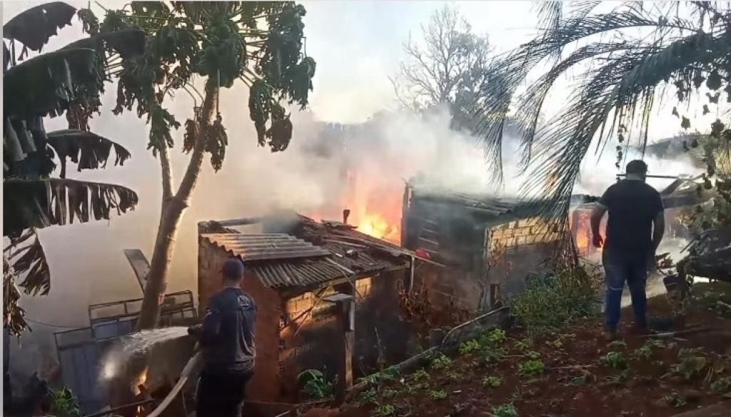 Incêndio destrói duas casas no mesmo lote em São João Incêndio destrói duas casas no mesmo lote em São João