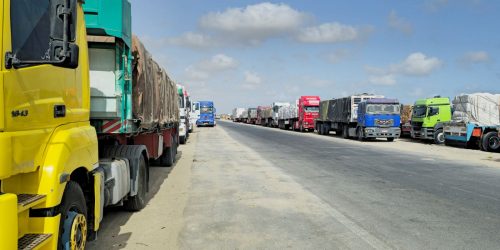 Israel autoriza entrada em Gaza de 100 caminhões de ajuda da ONU Imagem referente a Israel autoriza entrada em Gaza de 100 caminhões de ajuda da ONU