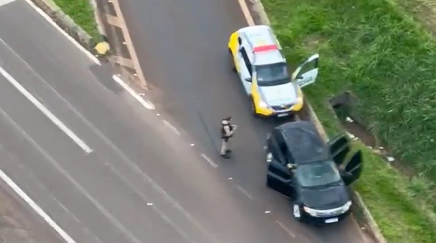 Imagens aéreas do Helicóptero Falcão mostram momento da abordagem a veículo carregado com maconha em Cascavel