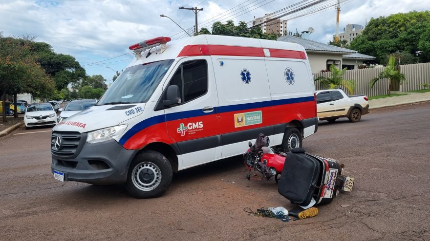 Acidente entre ambulância e motocicleta deixa homem ferido no bairro Neva, em Cascavel