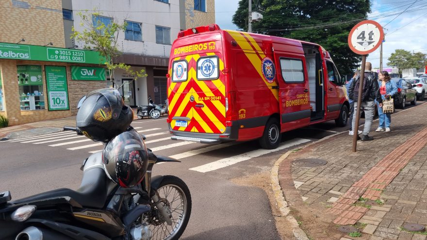 Motociclista é socorrido pelo Siate após acidente de trânsito no Centro