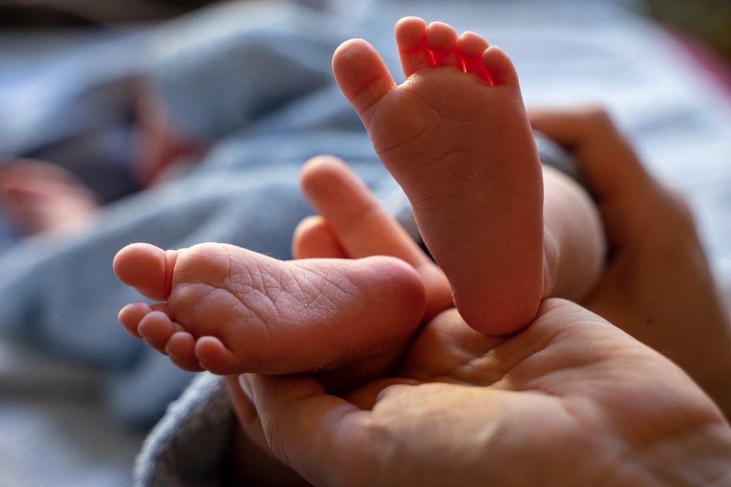 Bebê é resgatado após ter sido deixado como “garantia” em boca de fumo Bebê é resgatado após ter sido deixado como “garantia” em boca de fumo