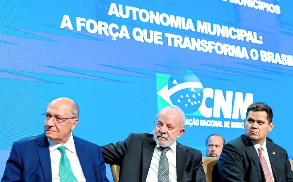 Presidente Lula é vaiado durante abertura da Marcha dos Prefeitos em Brasília; clima tenso marca discurso Presidente Lula é vaiado durante abertura da Marcha dos Prefeitos em Brasília; clima tenso marca discurso