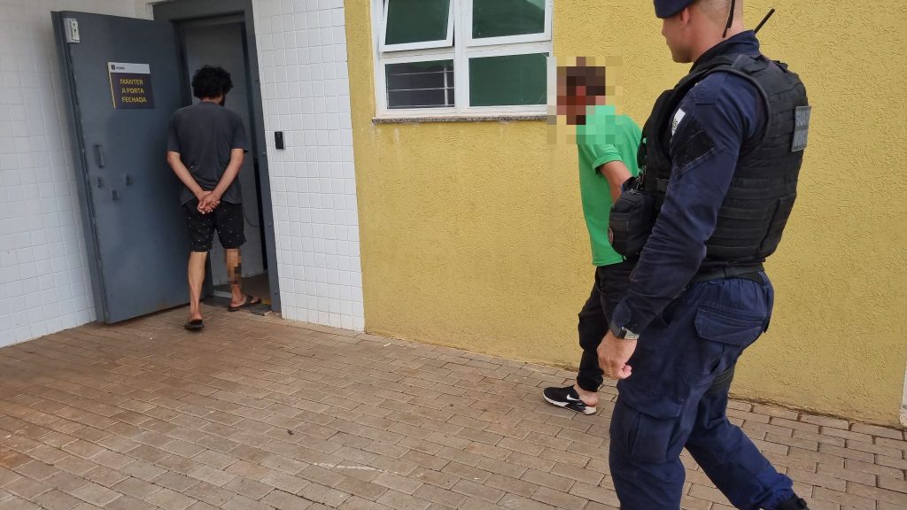 Dois homens são detidos pela Guarda Municipal no Jardim Alvorada Dois homens são detidos pela Guarda Municipal no Jardim Alvorada